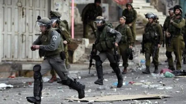 جنود اسرائيليون يهاجمون متظاهرين فلسطينيين يرشقوهم بالحجارة أثناء اشتباكات في الخليل بالضفة الغربية

