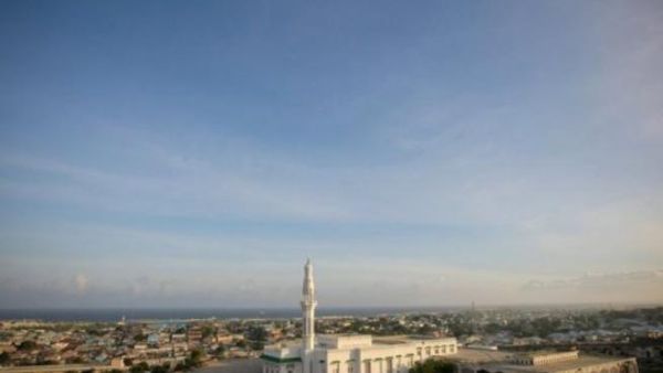 مقر البرلمان الصومالي (يمين) في مقديشو 