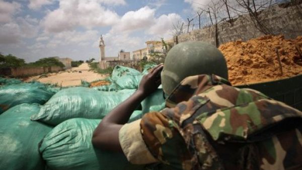 
جندي في بعثة الاتحاد الاوروبي في الصومال يراقب من موقعه في العاصمة مقديشو 