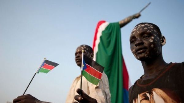 سودانيون من الجنوب يلوحون بعلمهم بعد اعلان الاستقلال
