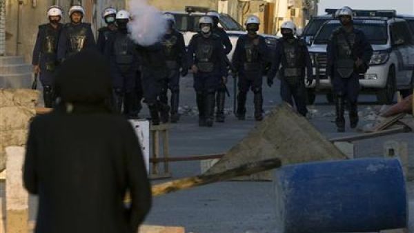 شرطة تطلق قنابل غاز خلال اشتباكات مع محتجين في جنوب شرقي المنام
