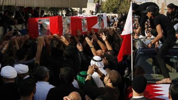 مشيعون يرفعون نعش الطفل سيد هاشم في قرية سترة الشيعية جنوبي المنامة
