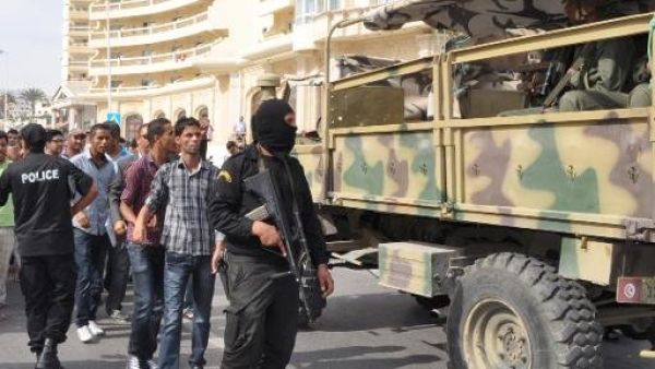 قوات الامن التونسية تتفقد موقع احباط محاولة اعتداء في سوسة