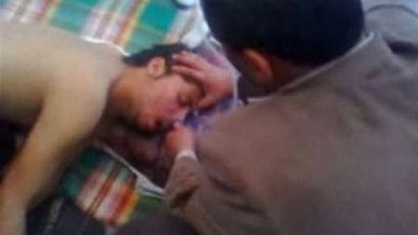 احد المتظاهرين المصابين يتلقى العلاج في درعا