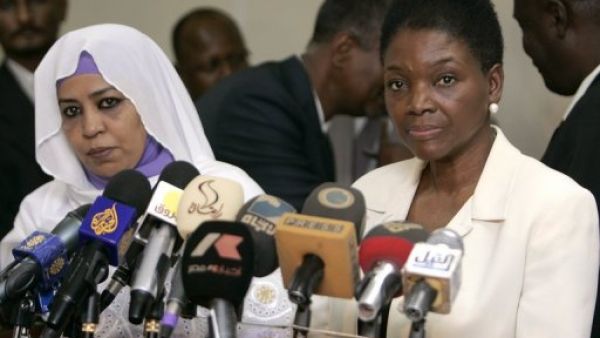 وزيرة الرعاية والضمان الاجتماعي السودانية اميرة الفاضل ووكيلة الامين العام للامم المتحدة للشؤون الانسانية فاليري ايموس