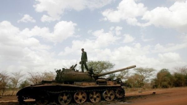 جندي سوداني يقف على دبابة دمرت في المعارك في هجليج 
