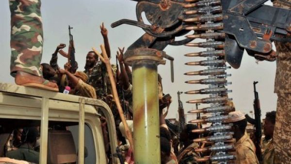 جنود سودانيون يحتفلون على متن آلية عسكرية في هجليج الثلاثاء 
