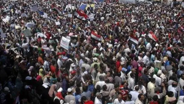 محتجون مصريون يرددون شعارات ضد النظام السابق في ميدان الاربعين بالسويس 
