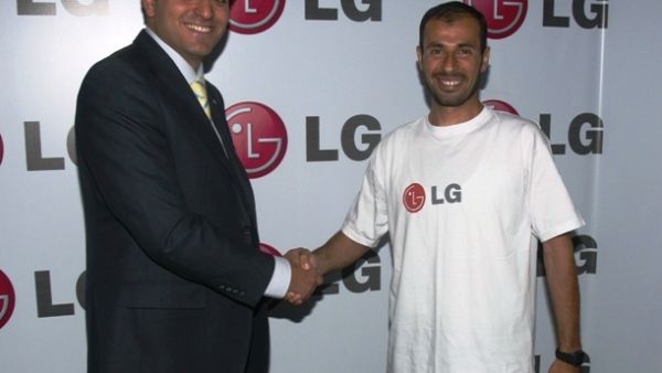 Firas Shabaneh, LG Electronics Brand and Marketing Manager shaking hands with the Jordanian Marathon Champion, Suleiman Al Zboun