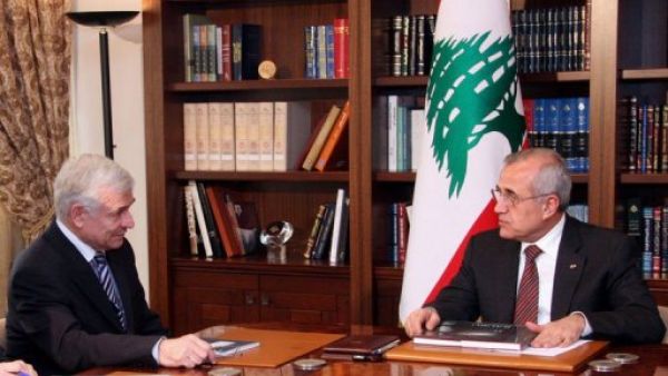 الرئيس اللبناني ميشال سليمان (يمين) خلال لقائه برئيس المحكمة الخاصة بلبنان ديفيد باراغواناث في قصر بعبدا الاربعاء 