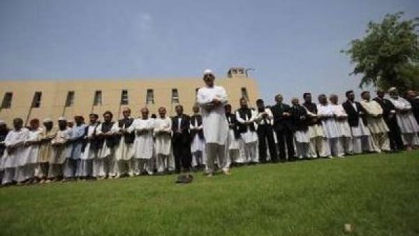 انصار لابن لادن يؤدون صلاة الغائب عليه في بشاور