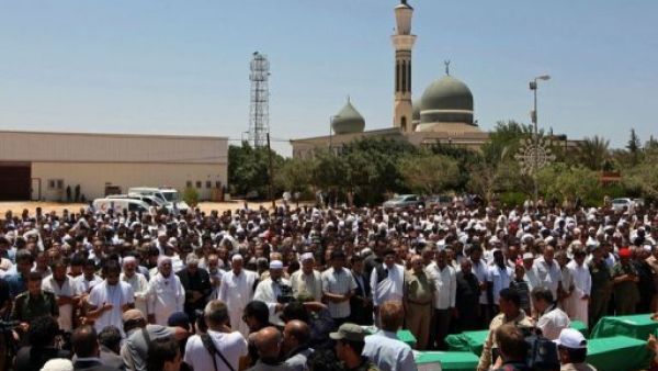 مشيعيون يشاركون في مراسم دفن اقرباء للخويلدي المحمدي احد الرفاق القدامى للقذافي في صرمان 
