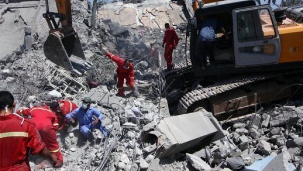 صورة التقطت خلال جولة تحت اشراف السلطات لعمال اغاثة يتفقدون حطام مبان في صرمان غرب طرابلس