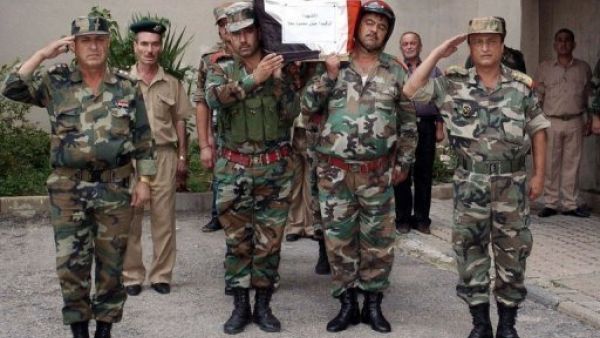 جنود سوريون يحملون نعش احد رفاقهم خلال تشييعه في اللاذقية شمال دمشق في صورة وزعتها وكالة الانباء السورية الرسمية.
