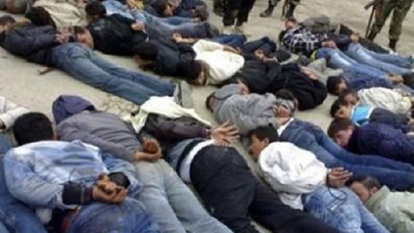 صورة من هاتف نقال تظهر اعتقال قوات الامن السورية لعدد من الاشخاص في مدينة البيضا
