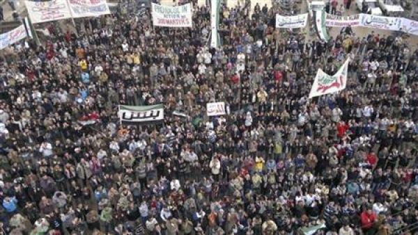 متظاهرون يحتجون ضد الرئيس السوري بشار الأسد بعد صلاة الجمعة في بنش بالقرب من أدلب 