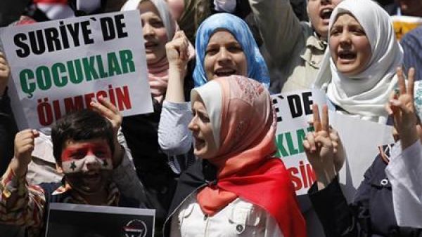 اطفال سوريون يحتجون على نظام الرئيس السوري بشار الاسد قرب القنصلية السورية في اسطنبول
