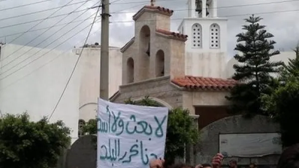 متظاهرون في بانياس المحاصرة