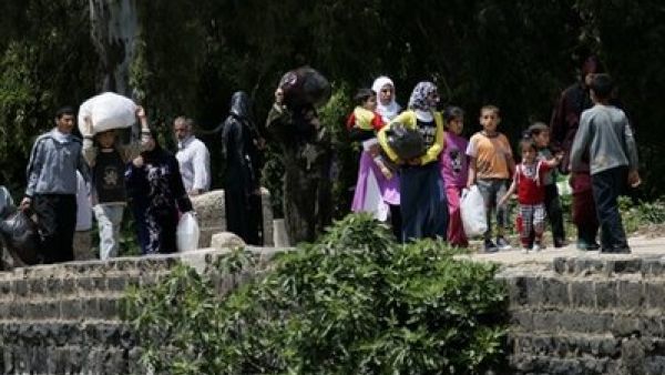 سوريون ينزحون الى لبنان هربا من العنف