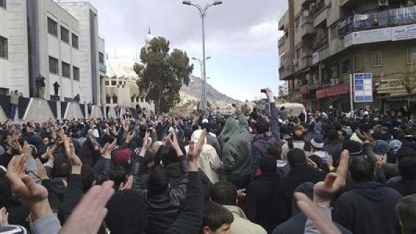 متظاهرون ضد الاسد في دمشق يوم السبت 

