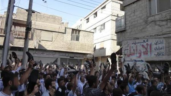 متظاهرون يحتجون ضد الرئيس السوري بشار الاسد في سوريا 