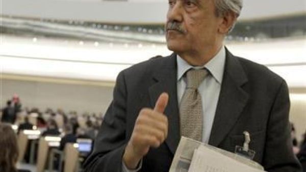 السفير السوري في الامم المتحدة بجنيف فيصل خباز الحموي لدى مغادرته اجتماع مجلس حقوق الانسان يوم الثلاثاء 
