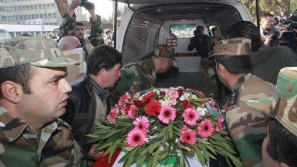 جنود سوريون ينقلون نعش احد زملائهم الذي قتل في هجوم مسلح في حمص، السبت