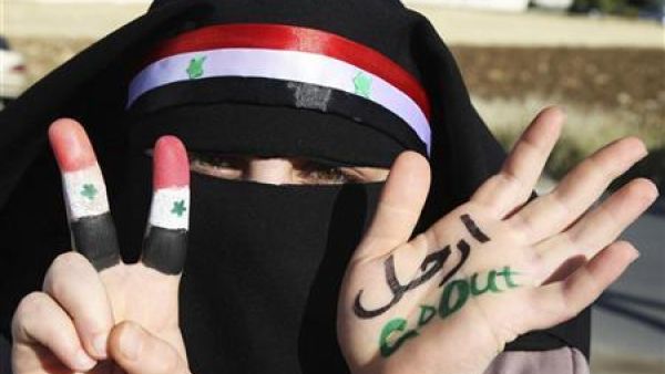 محتجة سورية تعرض يديها وقد كتب عليها "ارحل" خلال تظاهرة ضد الرئيس بشار الاسد امام السفارة السورية في عمان 
