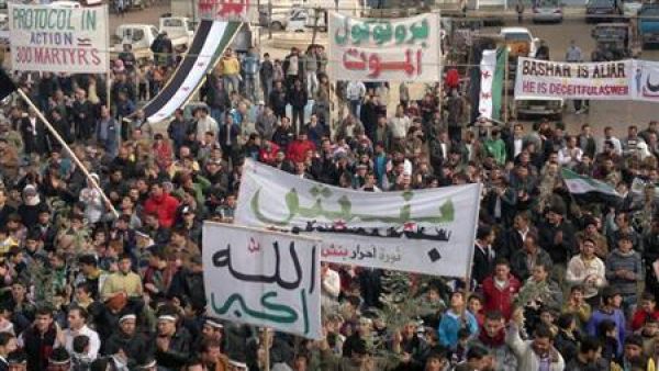 متظاهرون ضد الاسد في ادلب 