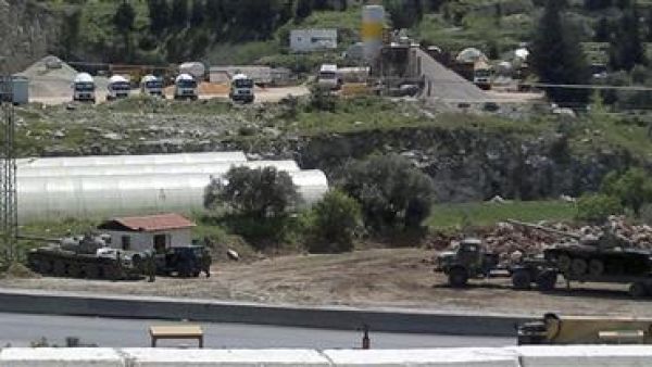 جنود إلى جوار دبابات سورية في مدينة بانياس 