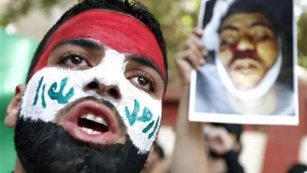 متظاهر يردد هتافات مناهضة لحكومة دمشق امام السفارة السورية بالقاهرة يوم الثلاثاء
