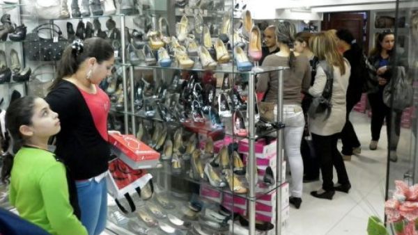 نساء سوريات يتسوقن في محل للاحذية في دمشق
