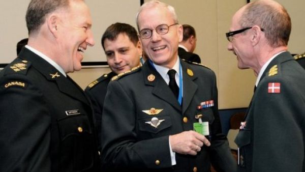 دانوا كنود بارتيلس (في الوسط) الرئيس الجديد للجنة العسكرية للحلف الاطلسيي خلال اجتماع القادة العسكريين في بروكسل
