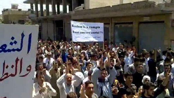 لقطة من فيديو بثه ناشطون على موقع يوتيوب لتظاهرة ضد النظام السوري
