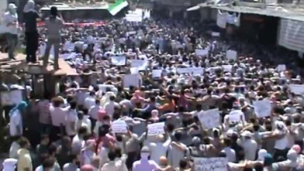 لقطة عن فيديو بثه ناشطون على موقع يوتيوب يشير لتظاهرة ضد الرئيس السوري بشار الاسد في دوما