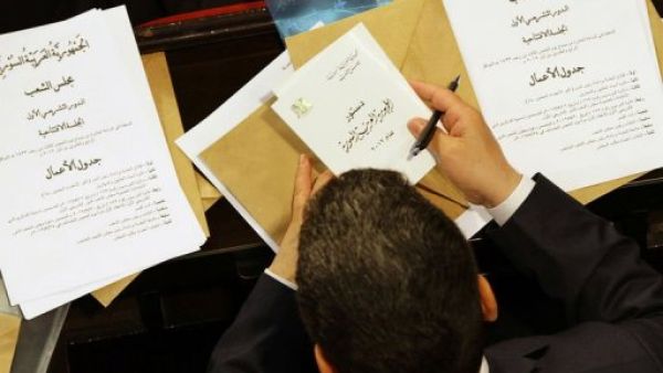 ائب منتخب حديثا يحمل الدستور الجديد خلال اول جلسة للبرلمان الجديد  
