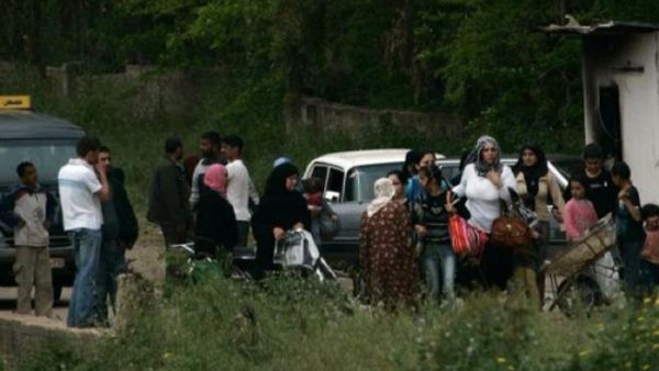 نازحون سوريون يدخلون منطقة وادي خالد اللبنانية
