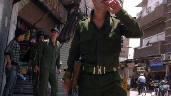 جندي سوري في احد الاسواق