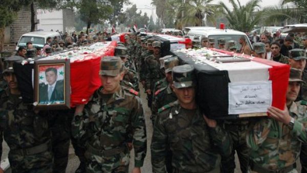 جنود سوريون يحملون نعوش رفاق لهم قيل انهم قتلوا خلال اشتباكات مع منشقين
