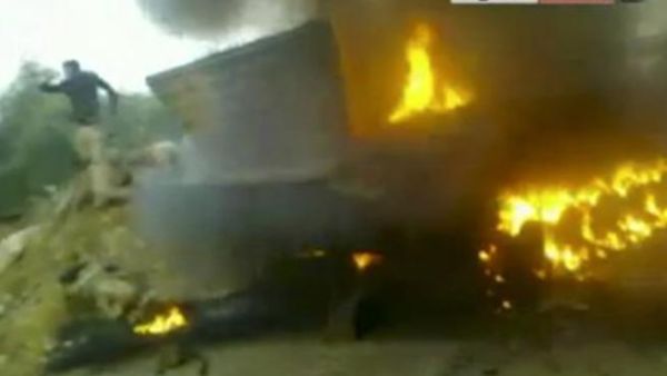 النيران تشتعل في دبابة سورية في درعا