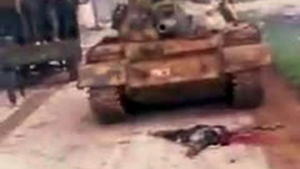 صورة مأخوذه عن يوتيوب لما يعتقد انها جثة لجندي منشق دهستها دبابة سورية
