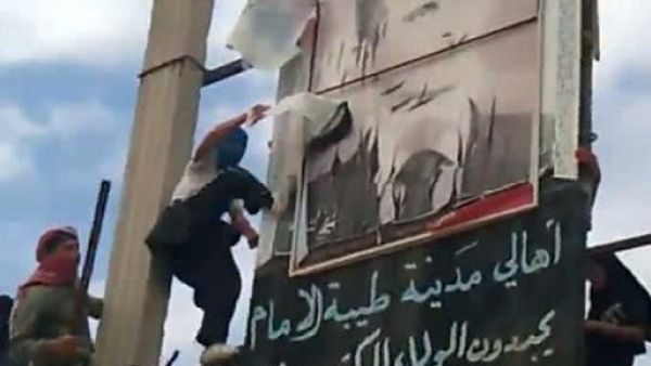 صورة من موقع يوتيوب تظهر متظاهرين يمزقون صورة للرئيس بشار الاسد 
