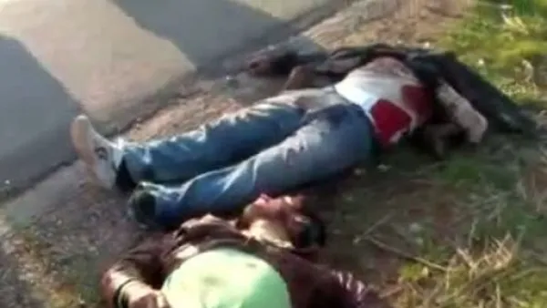 لقطة من فيديو بثه ناشطون على موقع يوتيوب لجثتي شخصين قتلا بحسب الفيديو على ايدي قوات الامن السورية بين سرمين وادلب 
