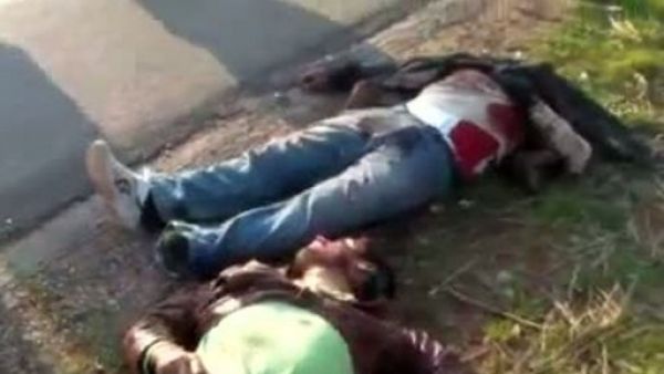لقطة من فيديو بثه ناشطون على موقع يوتيوب لجثتي شخصين قتلا بحسب الفيديو على ايدي قوات الامن السورية بين سرمين وادلب 
