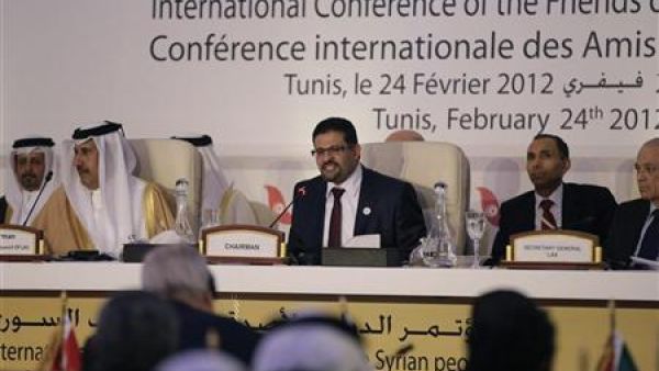 وزير الخارجية التونسي رفيق عبدالسلام (في المنتصف) يلقي كلمته في مؤتمر اصدقاء سوريا في تونس 
