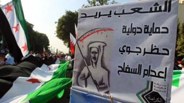 معارضون سوريون امام مبنى الجامعة العربية في القاهرة 
