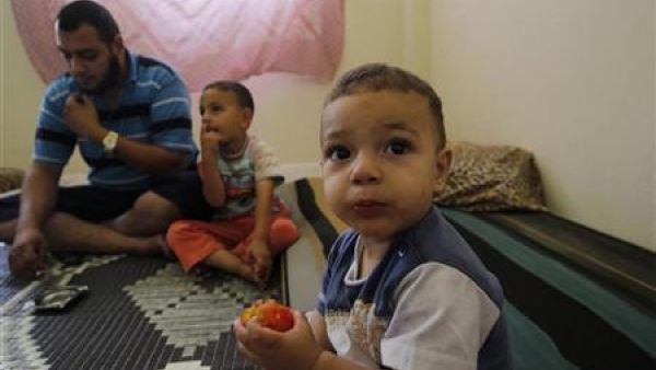 اسرة سورية لاجئة تقيم في مدرسة مهجورة بمنطقة وادي خالج
