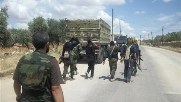 افراد من الجيش السوري الحر يحملون قذائف ار.بي.جي قرب ادلب
