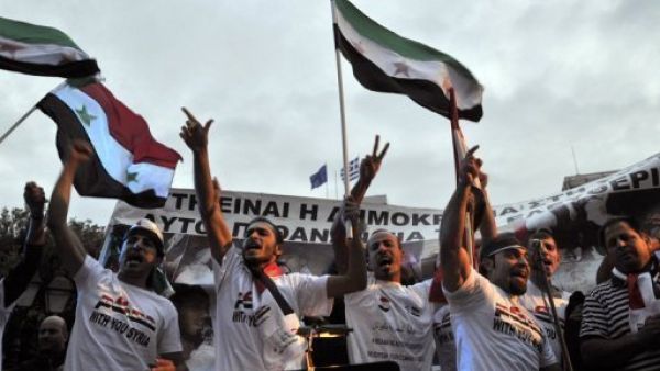 سوريون يتظاهرون ضد نظام الرئيس بشار الاسد في اثينا
