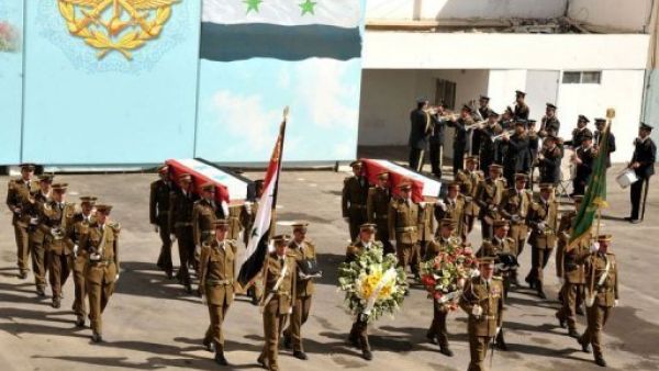 جنود سوريون يشيعون رفاقا لهم قتلوا خلال اعمال العنف في سوريا